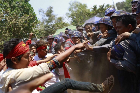 Nasib seratusan mahasiswa di Myanmar dipukuli dan ditahan polisi