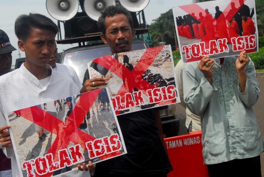 Aksi massa bakar poster dan bendera ISIS di Patung Kuda