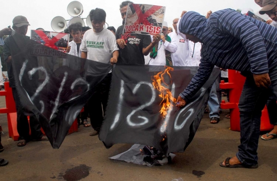 Aksi massa bakar poster dan bendera ISIS di Patung Kuda