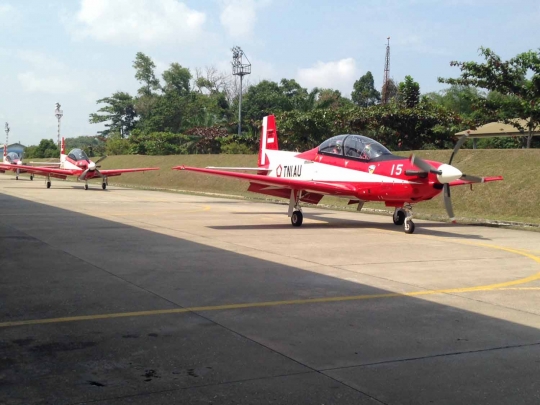 Tim aerobatik Jupiter TNI AU siap bermanuver di langit Pekanbaru
