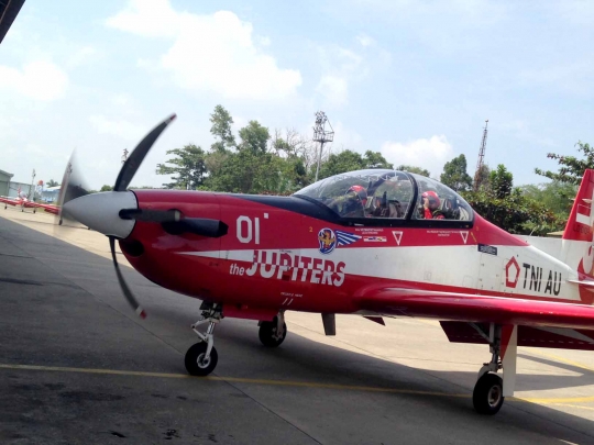 Tim aerobatik Jupiter TNI AU siap bermanuver di langit Pekanbaru