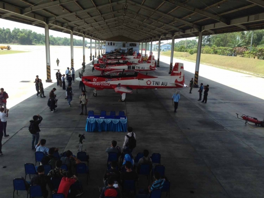 Tim aerobatik Jupiter TNI AU siap bermanuver di langit Pekanbaru