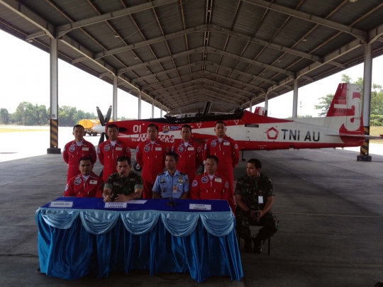 Tim aerobatik Jupiter TNI AU siap bermanuver di langit Pekanbaru