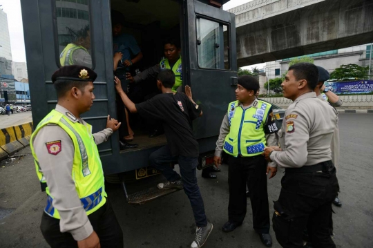 Belasan preman terjaring saat razia di Terminal Blok M