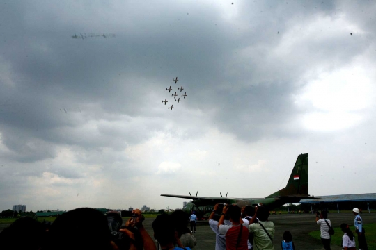 Aksi tim Jupiter TNI AU bermanuver di langit Kota Medan