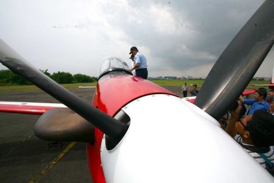 Aksi tim Jupiter TNI AU bermanuver di langit Kota Medan