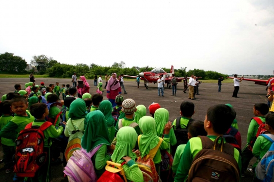 Aksi tim Jupiter TNI AU bermanuver di langit Kota Medan