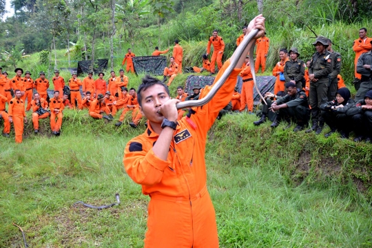 Latihan survival, pasukan TNI AU minum darah ular