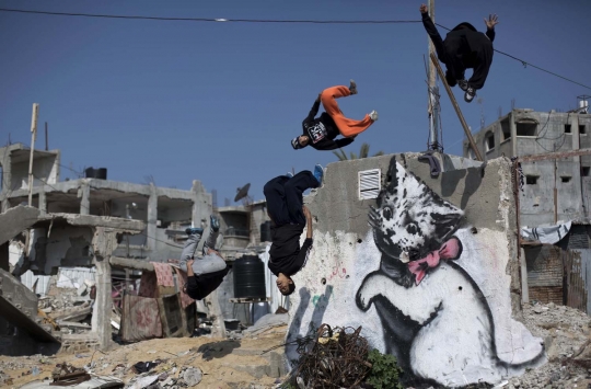 Aksi parkour pemuda Palestina di tengah reruntuhan Gaza