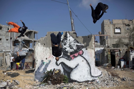 Aksi parkour pemuda Palestina di tengah reruntuhan Gaza