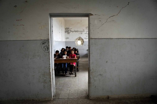 Keceriaan bocah Suriah bisa sekolah meski gedung rusak akibat ISIS