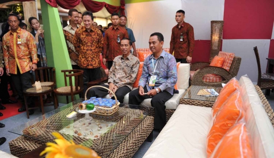 Hadiri pameran furnitur di Senayan, Jokowi lirik dan jajal batu akik