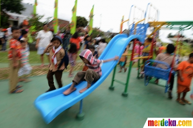 Foto Potret keceriaan anak  anak bermain  di Taman Pintar 