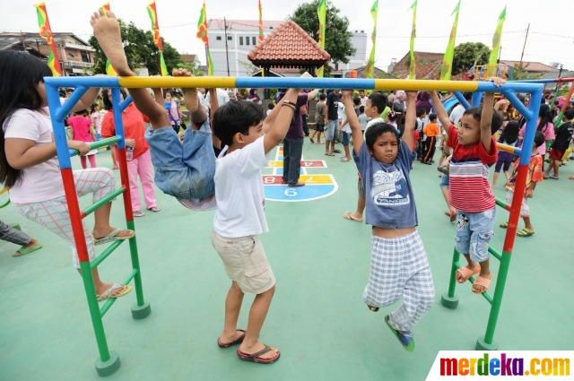 Foto Potret keceriaan  anak  anak  bermain  di Taman Pintar 