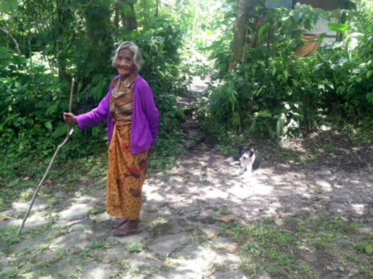 Kisah nenek 90 tahun hidup sebatang kara di lereng Merapi