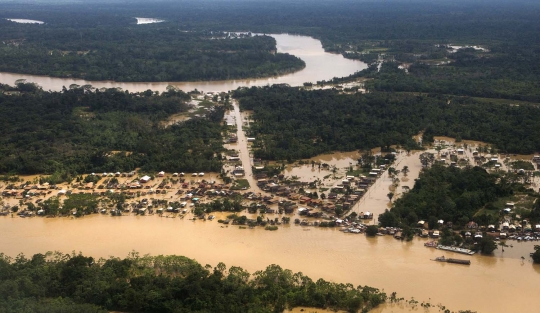 Parahnya banjir yang paksa puluhan ribu warga Brasil mengungsi