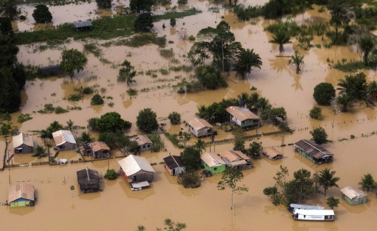 Parahnya banjir yang paksa puluhan ribu warga Brasil mengungsi