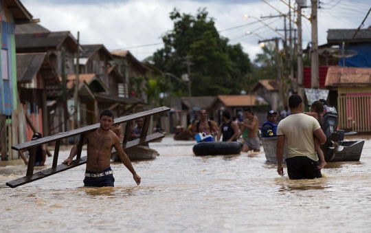 Parahnya banjir yang paksa puluhan ribu warga Brasil mengungsi