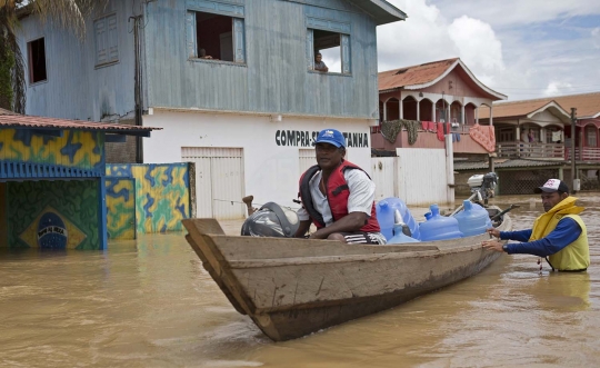 Parahnya banjir yang paksa puluhan ribu warga Brasil mengungsi