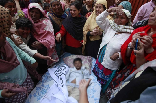 Murka, warga Pakistan hajar dan bakar pengebom gereja