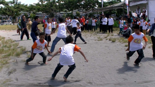 Keseruan ratusan anak yatim Kediri diajak bermain dolanan tempo dulu