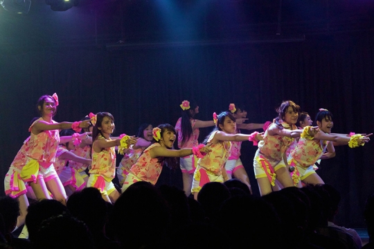 Melihat setlist baru JKT48 Sambil Menggandeng Erat Tanganku