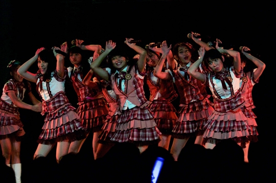 Melihat setlist baru JKT48 Sambil Menggandeng Erat Tanganku