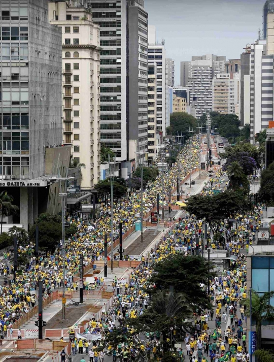 Pandangan udara jutaan warga Brasil banjiri kota demo Presiden Dilma