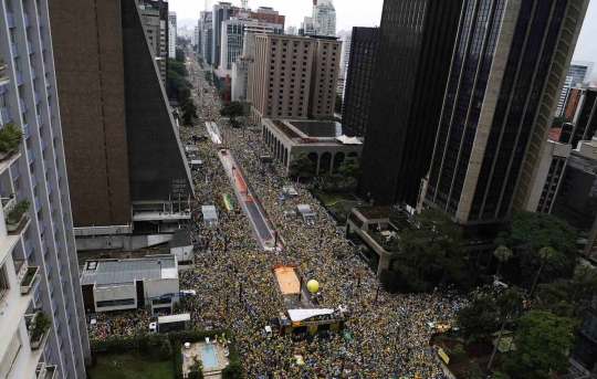 Pandangan udara jutaan warga Brasil banjiri kota demo Presiden Dilma