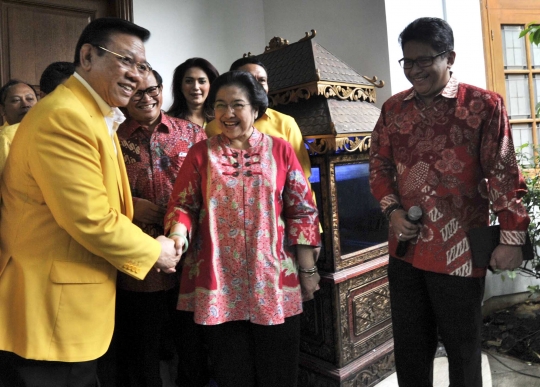 Keakraban Agung Laksono dan Megawati usai bertemu di Teuku Umar