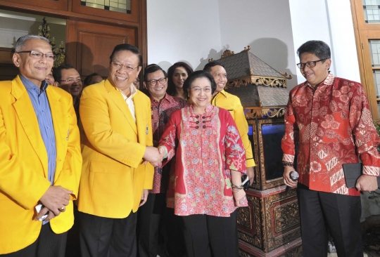 Keakraban Agung Laksono dan Megawati usai bertemu di Teuku Umar