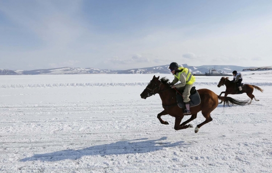 Membeku, sungai di Rusia ini berubah jadi arena pacuan kuda