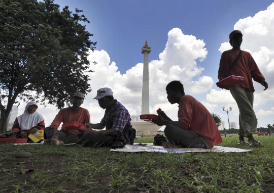 Imbas kisruh Ahok vs DPRD DKI, pekerja Monas belum digaji 3 bulan