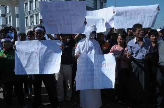 Gelar demo, sopir Terminal Rawamangun berubah jadi pocong