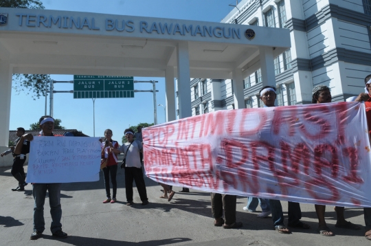 Gelar demo, sopir Terminal Rawamangun berubah jadi pocong