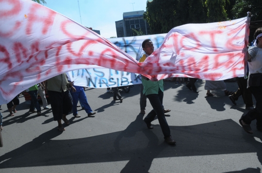 Gelar demo, sopir Terminal Rawamangun berubah jadi pocong