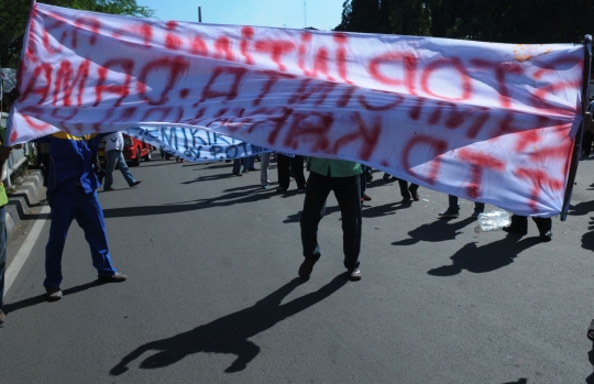 Gelar demo, sopir Terminal Rawamangun berubah jadi pocong