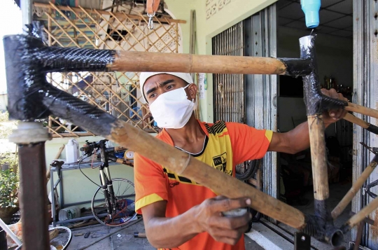 Menakjubkan, pria ini ciptakan sepeda dari bambu