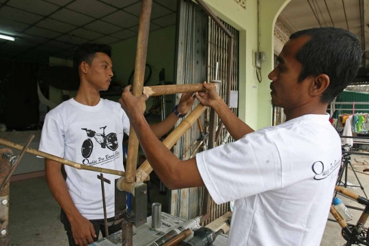 Menakjubkan, pria ini ciptakan sepeda dari bambu