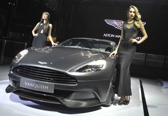 Pesona model seksi hiasi peluncuran Aston Martin di Jakarta