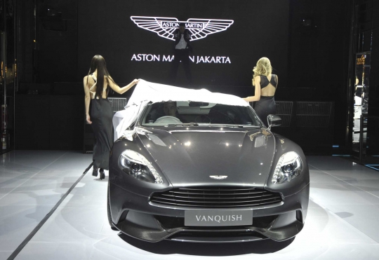 Pesona model seksi hiasi peluncuran Aston Martin di Jakarta