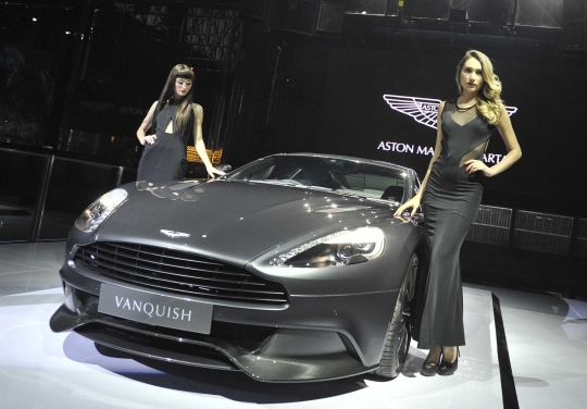 Pesona model seksi hiasi peluncuran Aston Martin di Jakarta