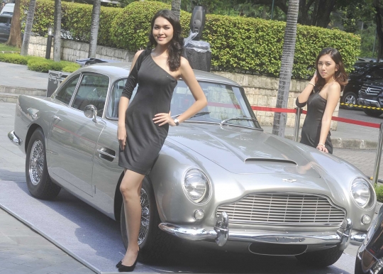 Pesona model seksi hiasi peluncuran Aston Martin di Jakarta