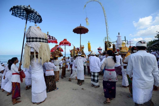 Ribuan umat Hindu Bali gelar ritual Melasti di Pantai Kuta