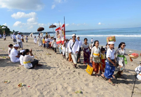 Ribuan umat Hindu Bali gelar ritual Melasti di Pantai Kuta