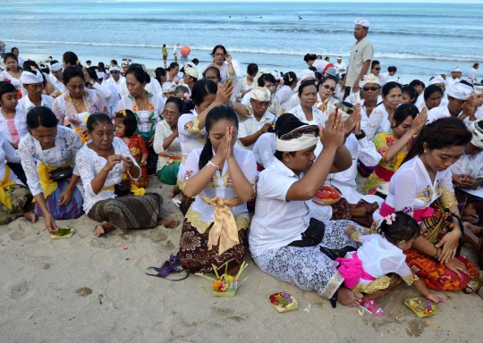 Ribuan umat Hindu Bali gelar ritual Melasti di Pantai Kuta