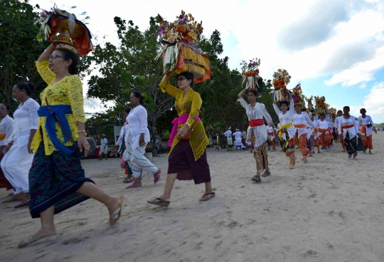 Ribuan umat Hindu Bali gelar ritual Melasti di Pantai Kuta