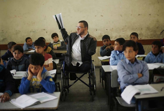 Kegigihan guru di Gaza tetap mengajar meski tak punya kaki & tangan