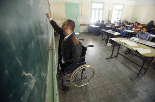Kegigihan guru di Gaza tetap mengajar meski tak punya kaki & tangan