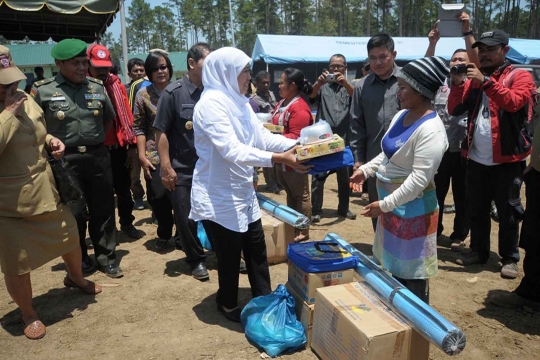 Mensos Khofifah serahkan 53 rumah untuk pengungsi Gunung Sinabung